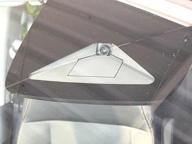 【ホンダセンシング】走行中に前方の車両等を認識し、衝突しそうな時は警報とブレーキで衝突回避と被害軽減をアシスト。より安全にドライブをお楽しみいただけます。