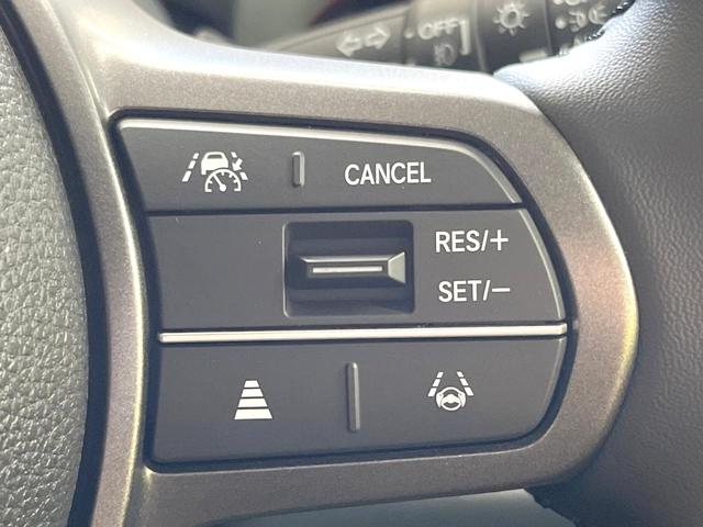 【アダプティブハイビーム】遠くまで明るく照らすハイビームを先行車や対向車に照射しない様、自動で調整！毎回手動で切り替える必要がなく、夜間走行時のストレスも軽減。安全性向上にも寄与します。