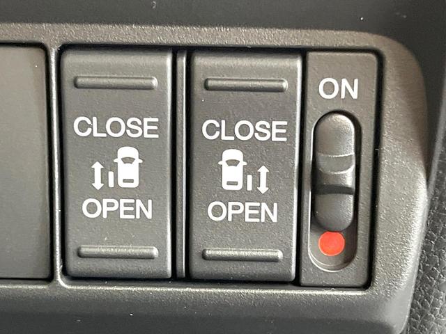 【両側パワースライドドア】スマートキーや運転席のスイッチで後席両側スライドドアの開閉が可能♪電動だから力を入れてドアを開ける必要が無く、小さなお子様でも簡単に開け閉めでき快適です♪