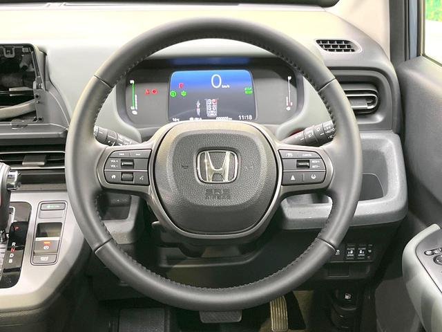 【純正革巻きステアリング】上質な革を使用することで、手にしっかり馴染みとても運転しやすいハンドルです♪