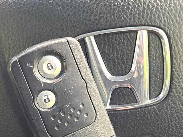 【Ｈｏｎｄａスマートキー】カバンやポケットに入れたままでもドアの施錠・解錠が可能なスマートキーを装備。エンジンのオン・オフ時もカギを取り出す必要が無いからとっても便利です♪