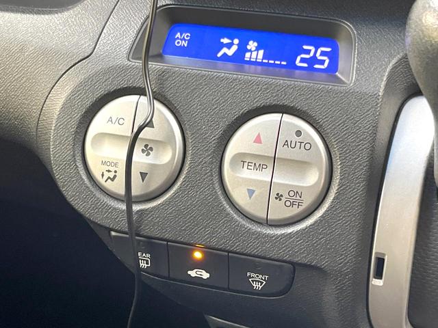 【オートエアコン】一度お好みの温度に設定すれば、車内の温度を検知し風量や温度を自動で調整。暑い…寒い…と何度もスイッチ操作をする必要はありません。快適な車内空間には必須の機能ですね♪