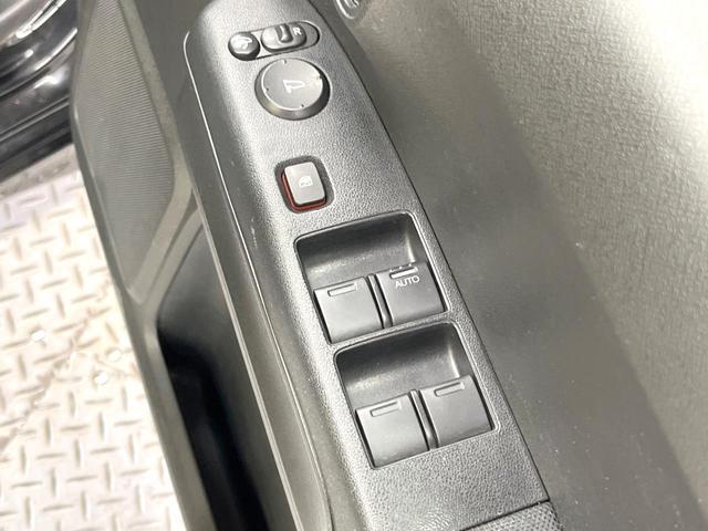 【電動格納ミラー】サイドミラーは電動格納式となっており、狭い駐車場でもキズがつくリスクを抑えられます。