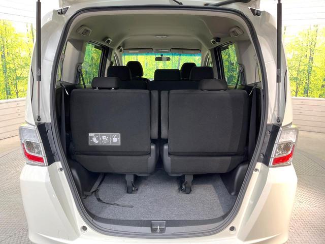 フリード Ｇ　ジャストセレクション　純正ナビ　電動スライドドア　バックカメラ　禁煙車　スマートキー　ＥＴＣ　オートエアコン　ＣＤ　ＤＶＤ再生　地デジ　電動格納ミラー　横滑り防止　プライバシーガラス　パワーウィンドウ　パワーステアリング（11枚目）