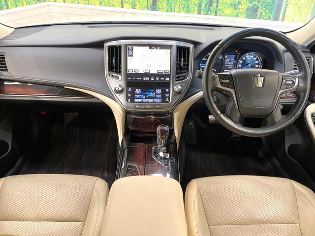 クラウンハイブリッド ロイヤルサルーン　純正８型ＳＤナビ　バックカメラ　衝突被害軽減システム　レーダークルーズ　禁煙車　レザーシート　ドラレコ　コーナーセンサー　スマートキー　ＬＥＤヘッド　ビルトインＥＴＣ　純正１６インチアルミ（2枚目）