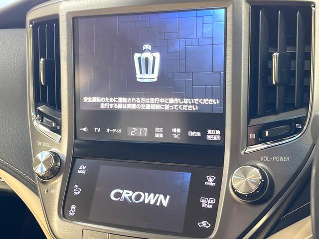 クラウンハイブリッド ロイヤルサルーン　純正８型ＳＤナビ　バックカメラ　衝突被害軽減システム　レーダークルーズ　禁煙車　レザーシート　ドラレコ　コーナーセンサー　スマートキー　ＬＥＤヘッド　ビルトインＥＴＣ　純正１６インチアルミ（3枚目）