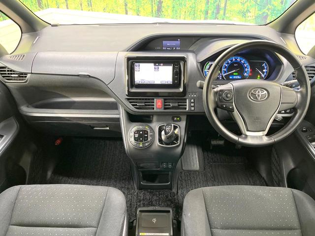 ヴォクシー ハイブリッドＶ　両側電動ドア　純正ナビ　禁煙車　スマートキー　ＬＥＤヘッド　ビルトインＥＴＣ　クルコン　純正１６インチアルミ　　デジタルインナーミラー　オートライト　デュアルエアコン　リアエアコン　Ｂｌｕｅｔｏｏｔｈ（2枚目）