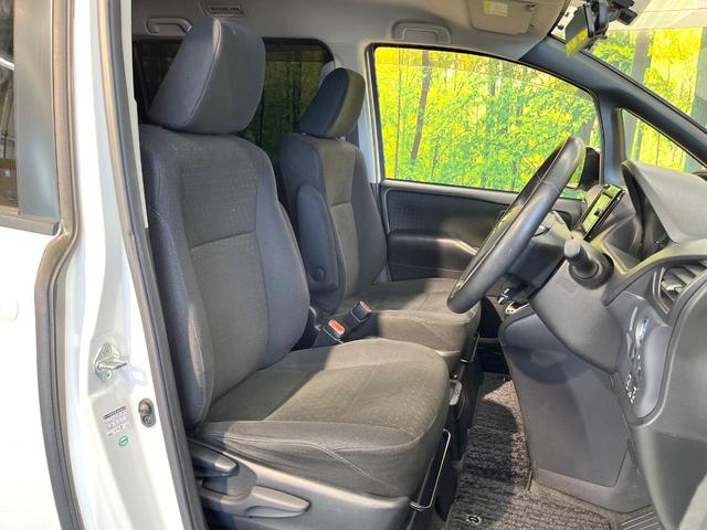 ヴォクシー ハイブリッドＶ　両側電動ドア　純正ナビ　禁煙車　スマートキー　ＬＥＤヘッド　ビルトインＥＴＣ　クルコン　純正１６インチアルミ　　デジタルインナーミラー　オートライト　デュアルエアコン　リアエアコン　Ｂｌｕｅｔｏｏｔｈ（8枚目）