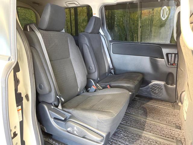 ヴォクシー ハイブリッドＶ　両側電動ドア　純正ナビ　禁煙車　スマートキー　ＬＥＤヘッド　ビルトインＥＴＣ　クルコン　純正１６インチアルミ　　デジタルインナーミラー　オートライト　デュアルエアコン　リアエアコン　Ｂｌｕｅｔｏｏｔｈ（9枚目）