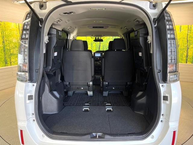 ヴォクシー ハイブリッドＶ　両側電動ドア　純正ナビ　禁煙車　スマートキー　ＬＥＤヘッド　ビルトインＥＴＣ　クルコン　純正１６インチアルミ　　デジタルインナーミラー　オートライト　デュアルエアコン　リアエアコン　Ｂｌｕｅｔｏｏｔｈ（12枚目）