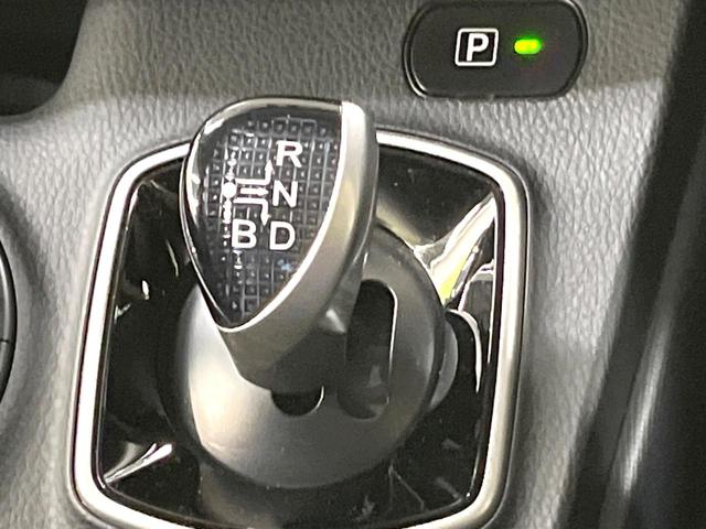 ヴォクシー ハイブリッドＶ　両側電動ドア　純正ナビ　禁煙車　スマートキー　ＬＥＤヘッド　ビルトインＥＴＣ　クルコン　純正１６インチアルミ　　デジタルインナーミラー　オートライト　デュアルエアコン　リアエアコン　Ｂｌｕｅｔｏｏｔｈ（38枚目）
