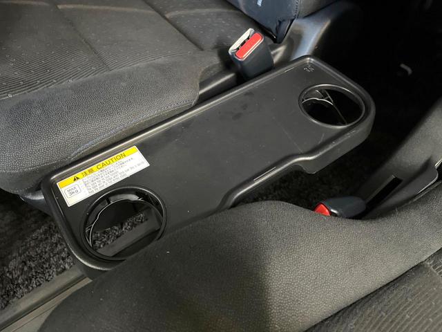ヴォクシー ハイブリッドＶ　両側電動ドア　純正ナビ　禁煙車　スマートキー　ＬＥＤヘッド　ビルトインＥＴＣ　クルコン　純正１６インチアルミ　　デジタルインナーミラー　オートライト　デュアルエアコン　リアエアコン　Ｂｌｕｅｔｏｏｔｈ（68枚目）