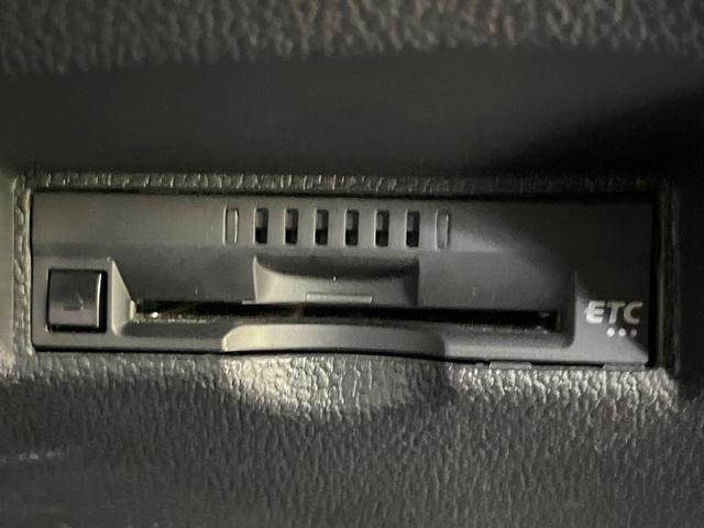 プリウス Ｓ　純正ＳＤナビ　バックカメラ　衝突被害軽減システム　レーダークルーズ　禁煙車　コーナーセンサー　スマートキー　ＬＥＤヘッド　ビルトインＥＴＣ　純正１５インチアルミ　オートハイビーム　オートライト（7枚目）