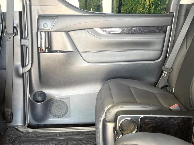 ヴェルファイアハイブリッド ＺＲ　４ＷＤ　両側電動ドア　後席モニター　純正１０型メモリーナビ　バックカメラ　衝突被害軽減システム　禁煙車　電動リアゲート　レザーシート　コーナーセンサー　スマートキー　ＬＥＤヘッド　ビルトインＥＴＣ（33枚目）