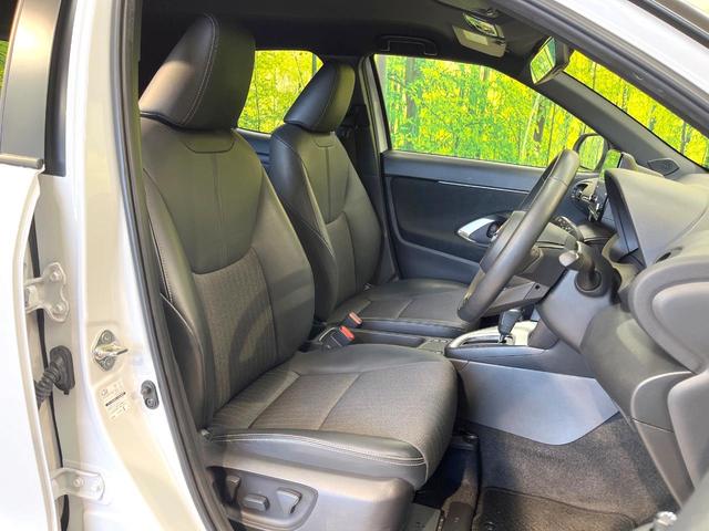 ヤリスクロス ハイブリッドＺ　純正８型ディスプレイ　全周囲カメラ　衝突軽減装置　レーダークルーズ　禁煙車　シートヒーター　パワーシート　コーナーセンサー　スマートキー　ＬＥＤヘッド　ＥＴＣ　純正１８インチアルミ　オートハイビーム（8枚目）