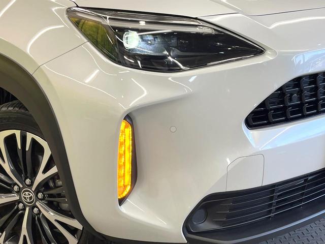 ヤリスクロス ハイブリッドＺ　純正８型ディスプレイ　全周囲カメラ　衝突軽減装置　レーダークルーズ　禁煙車　シートヒーター　パワーシート　コーナーセンサー　スマートキー　ＬＥＤヘッド　ＥＴＣ　純正１８インチアルミ　オートハイビーム（12枚目）