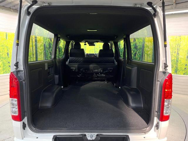 ハイエースバン スーパーＧＬ　ダークプライムＩＩ　純正ＳＤナビ　全周囲カメラ　両側電動ドア　衝突被害軽減システム　禁煙車　ハーフレザーシート　ドラレコ　コーナーセンサー　スマートキー　ＬＥＤヘッド　オートエアコン　スマートキー　ビルトインＥＴＣ（10枚目）