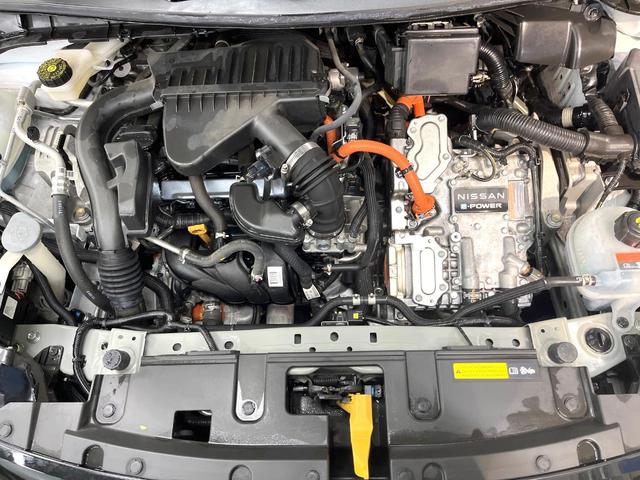 ノート Ｘ　メーカー純正９型ナビ　全周囲カメラ　エマージェンシーブレーキ　ＢＳＭ　禁煙車　デジタルインナーミラー　シートヒーター　ステアリングヒーター　ＥＴＣ　ドラレコ　Ｂｌｕｅｔｏｏｔｈ接続　ＬＥＤヘッドライト（18枚目）