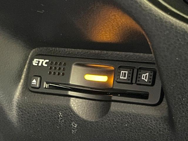 フィットハイブリッド ＲＳ　純正ＳＤナビ　バックカメラ　禁煙車　ドラレコ　スマートキー　ＨＩＤヘッド　ビルトインＥＴＣ　クルコン　純正１６インチアルミ　オートライト　オートエアコン　Ｂｌｕｅｔｏｏｔｈ　ＣＤ　ＤＶＤ再生（6枚目）