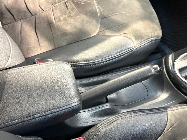 フィットハイブリッド ＲＳ　純正ＳＤナビ　バックカメラ　禁煙車　ドラレコ　スマートキー　ＨＩＤヘッド　ビルトインＥＴＣ　クルコン　純正１６インチアルミ　オートライト　オートエアコン　Ｂｌｕｅｔｏｏｔｈ　ＣＤ　ＤＶＤ再生（41枚目）