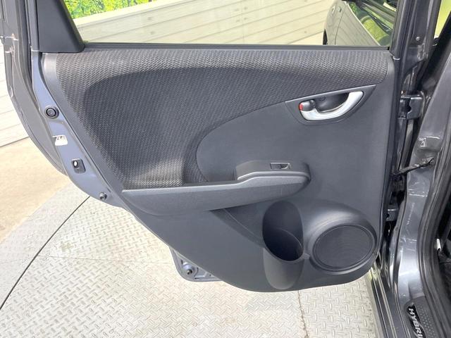 フィットハイブリッド ＲＳ　純正ＳＤナビ　バックカメラ　禁煙車　ドラレコ　スマートキー　ＨＩＤヘッド　ビルトインＥＴＣ　クルコン　純正１６インチアルミ　オートライト　オートエアコン　Ｂｌｕｅｔｏｏｔｈ　ＣＤ　ＤＶＤ再生（44枚目）