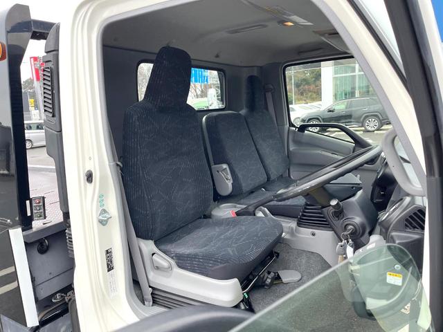  ベースグレード　６速ＭＴ車　ディーゼル　ＳＤナビ　ＨＩＤヘッド　ＥＴＣ（8枚目）