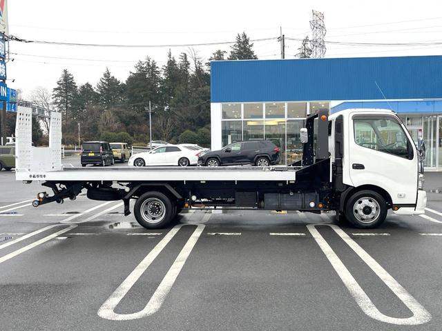  ベースグレード　６速ＭＴ車　ディーゼル　ＳＤナビ　ＨＩＤヘッド　ＥＴＣ（13枚目）