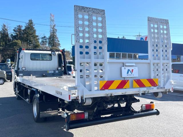  ベースグレード　６速ＭＴ車　ディーゼル　ＳＤナビ　ＨＩＤヘッド　ＥＴＣ（19枚目）