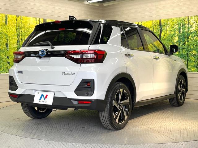 ロッキー プレミアムＧ　ＨＥＶ　登録済未使用車　純正９型ディスプレイオーディオ　全周囲カメラ　衝突被害軽減システム　ハーフレザーシート　コーナーセンサー　スマートキー　ＬＥＤヘッド　オートハイビーム　車線逸脱警報　オートライト（17枚目）