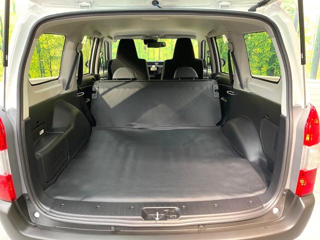 ���i�̂���������ʋ΁A���}���ɏ\���ȉ׎��X�y�[�X���m�ۂ��Ă���܂��B�Z�J���h�V�[�g��|���ƁA�傫�ȉו��̐ύڂ��\�ł���