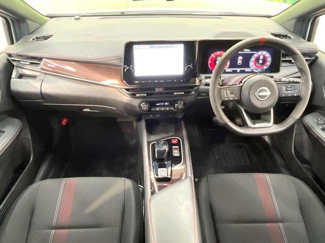 オーラ ニスモ　全周囲カメラ　メーカーナビ　衝突被害軽減システム　禁煙車　コーナーセンサー　スマートキー　ＬＥＤヘッド　ビルトインＥＴＣ　純正１７インチアルミ　オートハイビーム　オートライト　Ｂｌｕｅｔｏｏｔｈ（2枚目）