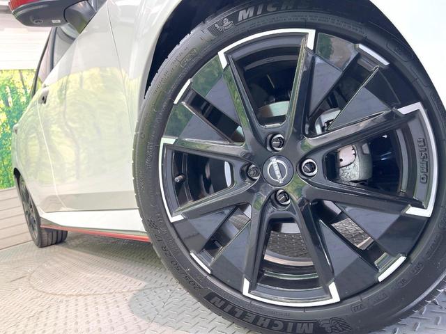 オーラ ニスモ　全周囲カメラ　メーカーナビ　衝突被害軽減システム　禁煙車　コーナーセンサー　スマートキー　ＬＥＤヘッド　ビルトインＥＴＣ　純正１７インチアルミ　オートハイビーム　オートライト　Ｂｌｕｅｔｏｏｔｈ（12枚目）