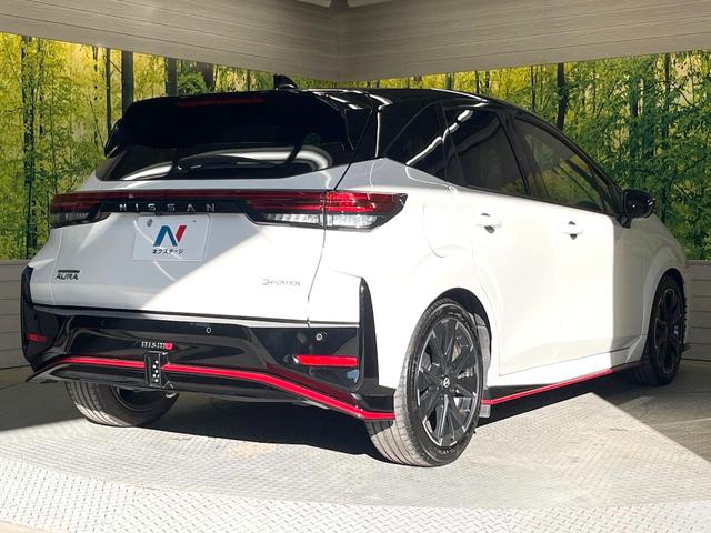 オーラ ニスモ　全周囲カメラ　メーカーナビ　衝突被害軽減システム　禁煙車　コーナーセンサー　スマートキー　ＬＥＤヘッド　ビルトインＥＴＣ　純正１７インチアルミ　オートハイビーム　オートライト　Ｂｌｕｅｔｏｏｔｈ（17枚目）