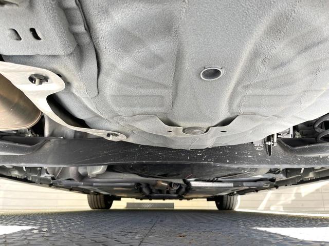 オーラ ニスモ　全周囲カメラ　メーカーナビ　衝突被害軽減システム　禁煙車　コーナーセンサー　スマートキー　ＬＥＤヘッド　ビルトインＥＴＣ　純正１７インチアルミ　オートハイビーム　オートライト　Ｂｌｕｅｔｏｏｔｈ（19枚目）