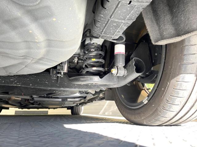 オーラ ニスモ　全周囲カメラ　メーカーナビ　衝突被害軽減システム　禁煙車　コーナーセンサー　スマートキー　ＬＥＤヘッド　ビルトインＥＴＣ　純正１７インチアルミ　オートハイビーム　オートライト　Ｂｌｕｅｔｏｏｔｈ（20枚目）