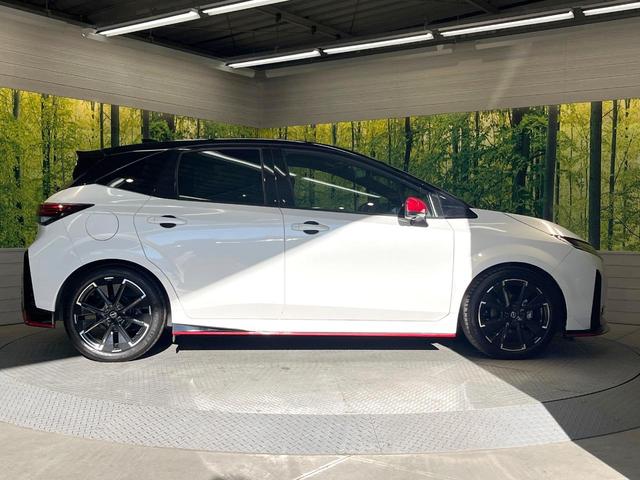 オーラ ニスモ　全周囲カメラ　メーカーナビ　衝突被害軽減システム　禁煙車　コーナーセンサー　スマートキー　ＬＥＤヘッド　ビルトインＥＴＣ　純正１７インチアルミ　オートハイビーム　オートライト　Ｂｌｕｅｔｏｏｔｈ（25枚目）