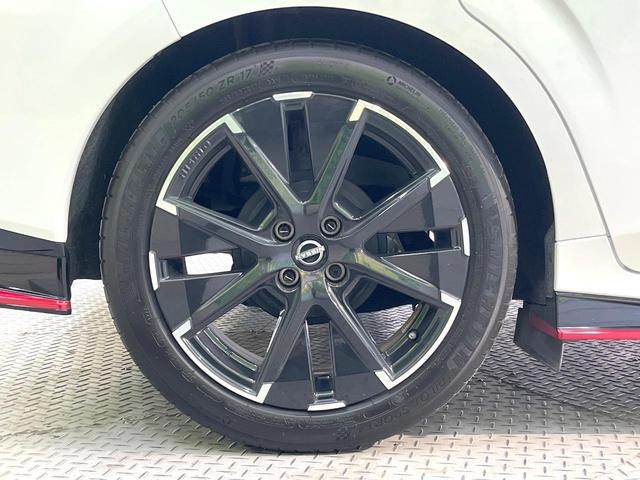 オーラ ニスモ　全周囲カメラ　メーカーナビ　衝突被害軽減システム　禁煙車　コーナーセンサー　スマートキー　ＬＥＤヘッド　ビルトインＥＴＣ　純正１７インチアルミ　オートハイビーム　オートライト　Ｂｌｕｅｔｏｏｔｈ（32枚目）