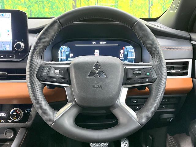 �C���e���A�ɍ��킹���f�U�C���̃X�e�A�����O�́A�^�]�������̂��Ƃ��l���A�^�]���₷���`��A�傫���ł��B�����x�A���ۂɐG���Ă��m���߂��������B