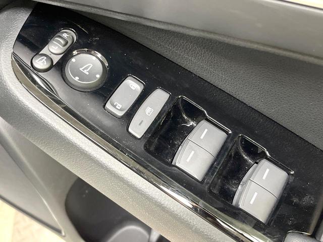 ヴェゼル ｅ：ＨＥＶ　Ｚ　純正９型ＳＤナビ　バックカメラ　衝突被害軽減システム　禁煙車　電動リアゲート　ハーフレザーシート　コーナーセンサー　スマートキー　ＬＥＤヘッド　純正１８インチアルミ　オートハイビーム　車線逸脱警報（32枚目）