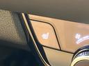 ｅ：ＨＥＶリュクス　全周囲カメラ　衝突被害軽減システム　レーダークルーズ　禁煙車　レザーシート　コーナーセンサー　スマートキー　ＬＥＤヘッド　ＥＴＣ２．０　オートハイビーム　車線逸脱警報　オートライト　オートエアコン（42枚目）