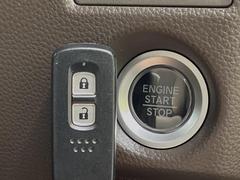 【Ｈｏｎｄａスマートキー】カバンやポケットに入れたままでもドアの施錠・解錠が可能なスマートキーを装備。エンジンのオン・オフ時もカギを取り出す必要が無いからとっても便利です♪ 7