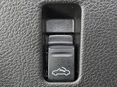 【オープンルーフ】ボタンひとつで開閉可能！開放感たっぷりのルーフが装着されています！車内に明かりを取り入れたり景色を楽しむ以外にも、よどみがちな車内の空気も簡単に換気できて快適です！ 3
