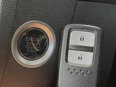 【Ｈｏｎｄａスマートキー】カバンやポケットに入れたままでもドアの施錠・解錠が可能なスマートキーを装備。エンジンのオン・オフ時もカギを取り出す必要が無いからとっても便利です♪ 6