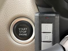 【インテリジェントキー】カバンやポケットに入れたままでもドアの施錠・解錠が可能なスマートキーを装備。エンジンのオン・オフ時もカギを取り出す必要が無いからとっても便利です♪ 7