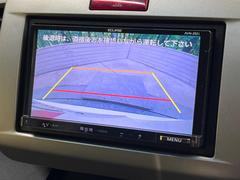 【バックカメラ】駐車時に後方がリアルタイム映像で確認できます。大型商業施設や立体駐車場での駐車時や、夜間のバック時に大活躍！運転スキルに関わらず、今や必須となった装備のひとつです！ 4