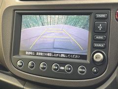 【バックカメラ】駐車時に後方がリアルタイム映像で確認できます。大型商業施設や立体駐車場での駐車時や、夜間のバック時に大活躍！運転スキルに関わらず、今や必須となった装備のひとつです！ 5