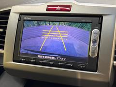 【バックカメラ】駐車時に後方がリアルタイム映像で確認できます。大型商業施設や立体駐車場での駐車時や、夜間のバック時に大活躍！運転スキルに関わらず、今や必須となった装備のひとつです！ 4