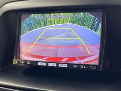 【バックカメラ】駐車時に後方がリアルタイム映像で確認できます。大型商業施設や立体駐車場での駐車時や、夜間のバック時に大活躍！運転スキルに関わらず、今や必須となった装備のひとつです！ 5