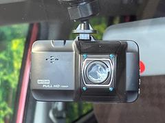 【ドライブレコーダー】安心・安全なカーライフに必須のドライブレコーダーを装備！走行中はもちろん、あおり運転や事故に遭遇した際の状況も映像で記録し、万一のリスクに備えます。 3