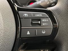 【アダプティブクルーズコントロール】高速道路での長距離走行が楽に！！自動で速度を保つクルーズコントロールが、衝突軽減システムと連携し、前方の車両を感知して車間を保つように速度調節してくれます！！ 5
